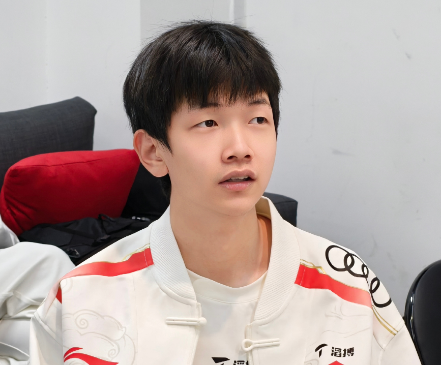 熊猫体育- TES引发争议!,Ming官方宣布持续失利新规赢得满堂喝彩