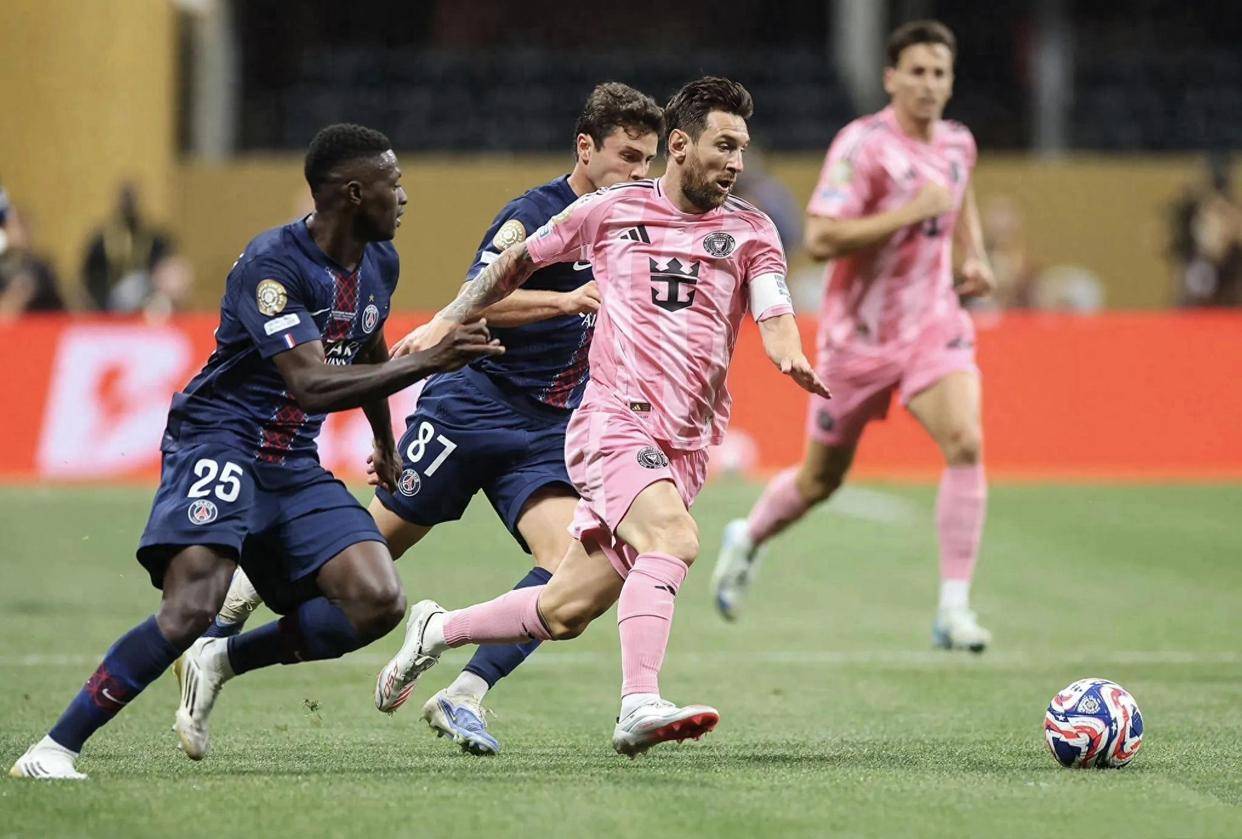 熊猫体育-包含领先优势明显首场状态出色,巴黎圣日耳曼观众沸腾!,梅西重返赛场赛场气氛高涨的词条