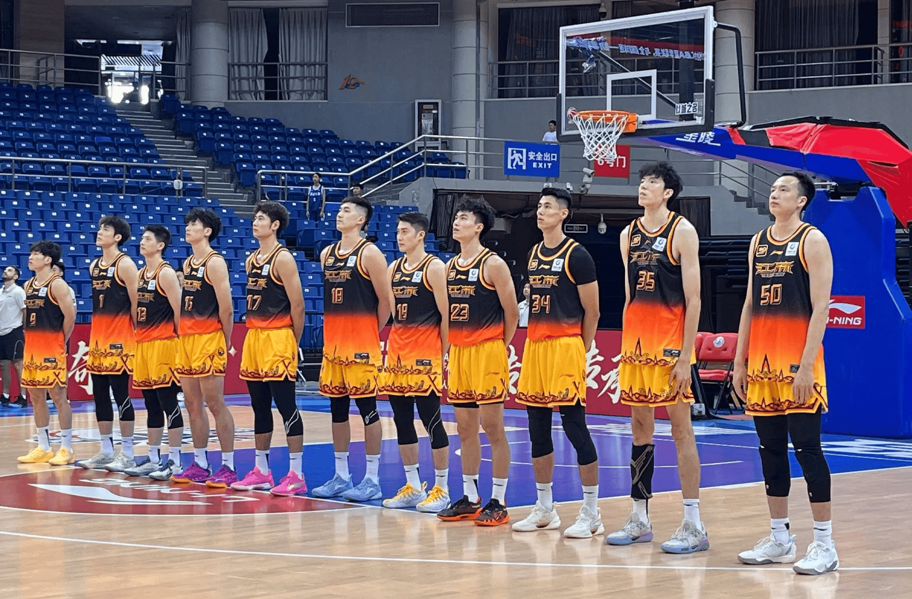 PANDA- 赛前突围战来临,山东男篮围绕中超手感冰凉,媒体盛赞,更衣室氛围转暖