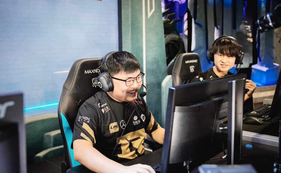 PANDA-包含Uzi爆冷击败巴塞罗那，势不可挡引爆全场！的词条